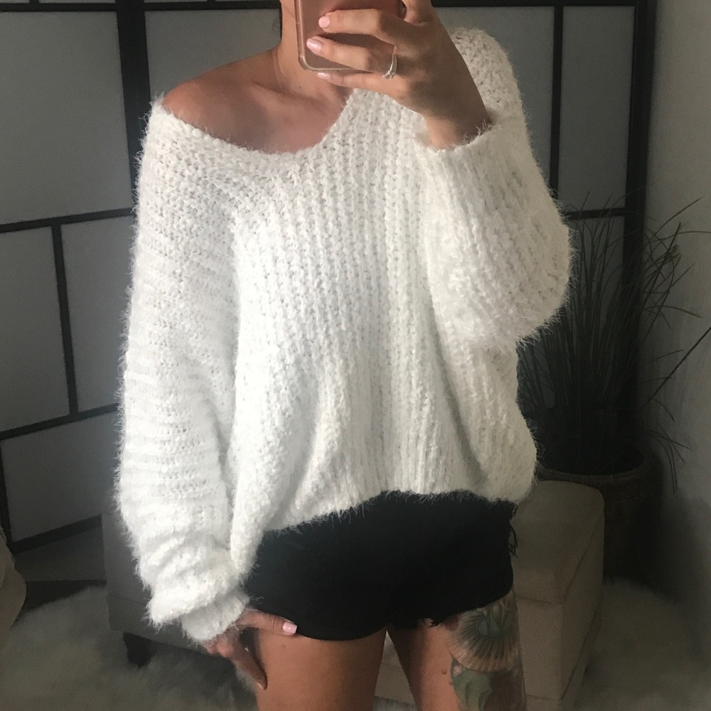 LAST 1οΈβ£ DANA Fuzzy Scoop Back Pullover Sweater - Picture 2 of 8